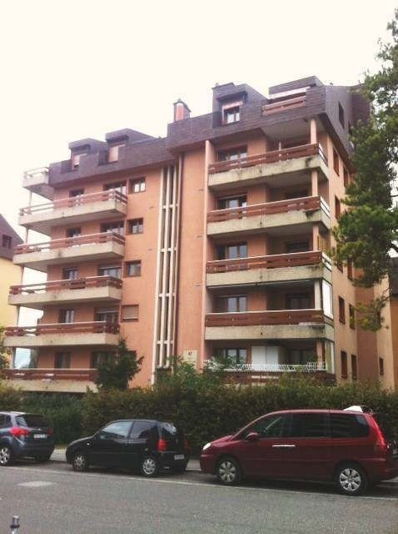 Quiet neighborhood with greenery close to shopping centers (1)