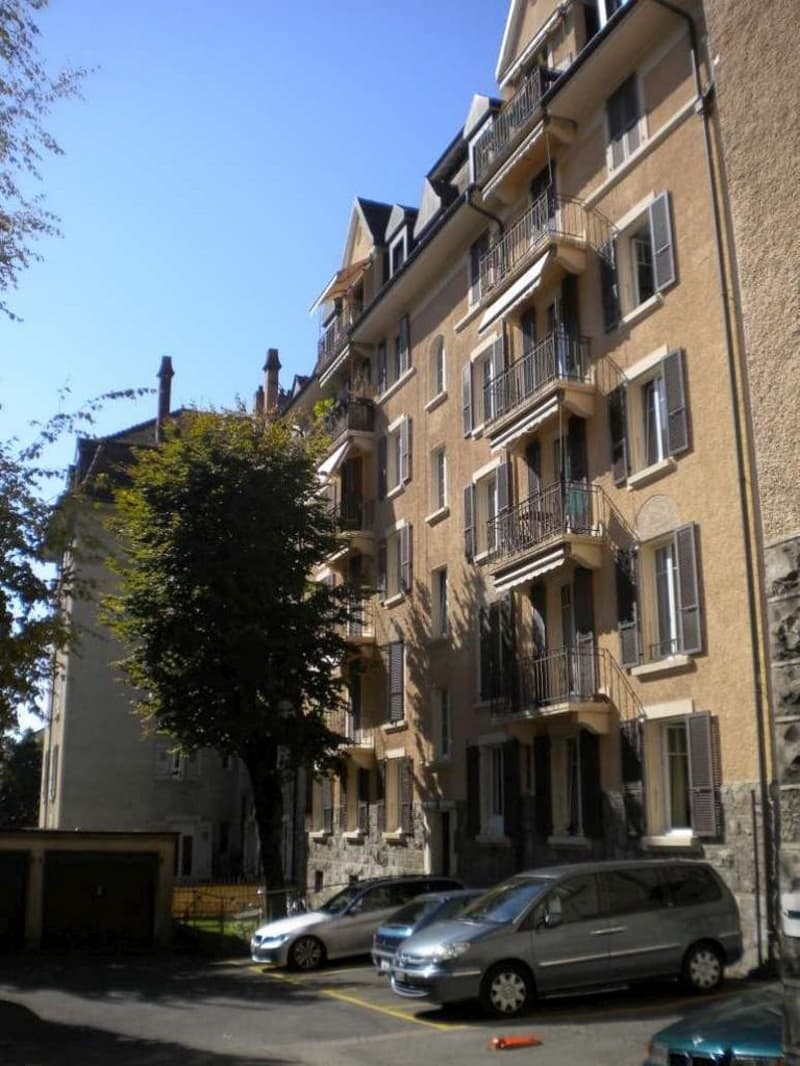 Posto auto esterno nel quartiere sotto la stazione (2)