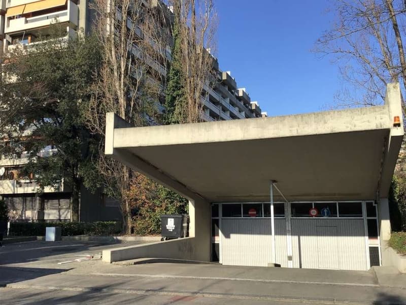 Interior parking for rent in the La Tourelle complex (1)