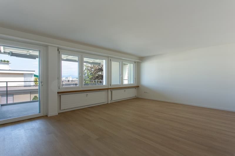 Wohnzimmer mit Balkon
