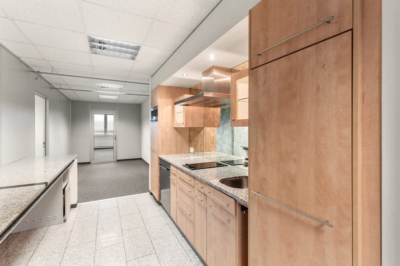 Seltene Kombination aus Büro und Lager an einem Standort (12)