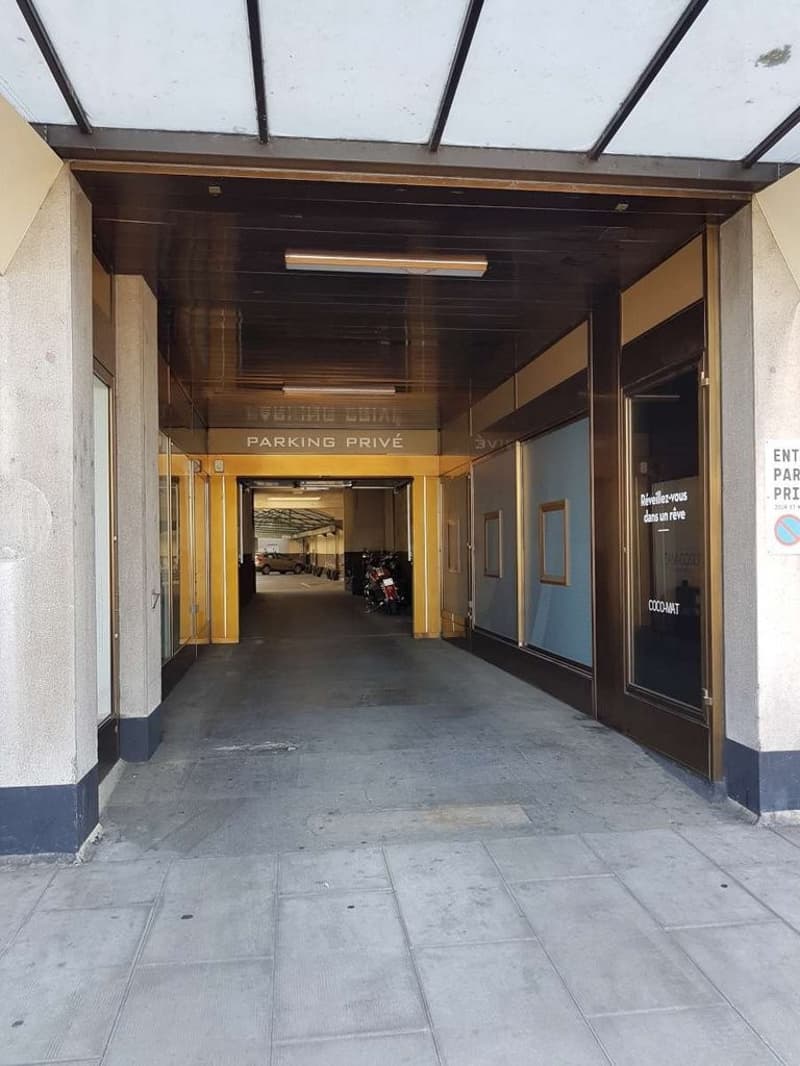 Un abri dans un parking couvert pour votre moto (2)