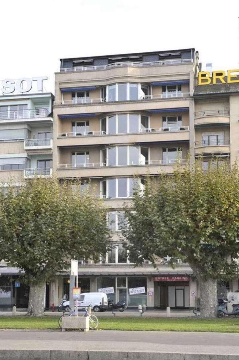 Un abri dans un parking couvert pour votre moto (1)