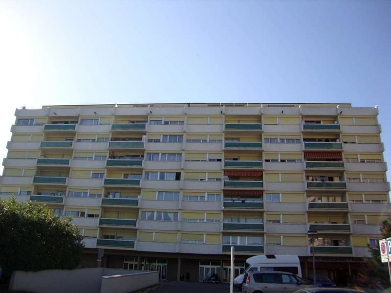 Place de parc à louer - Thônex (1)
