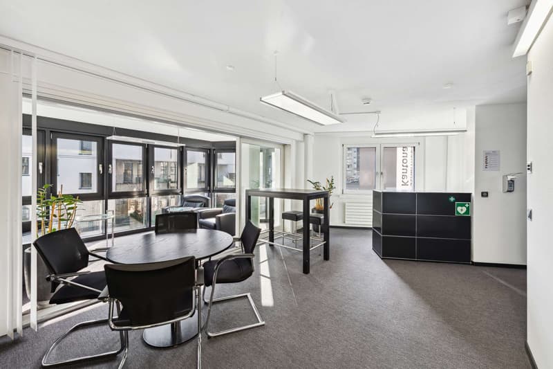 Büro möbliert