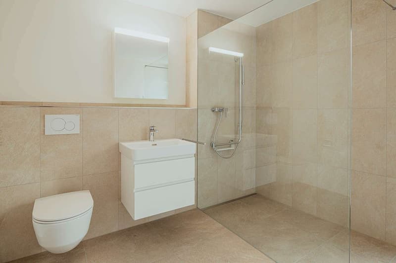 Badezimmer mit Dusche
