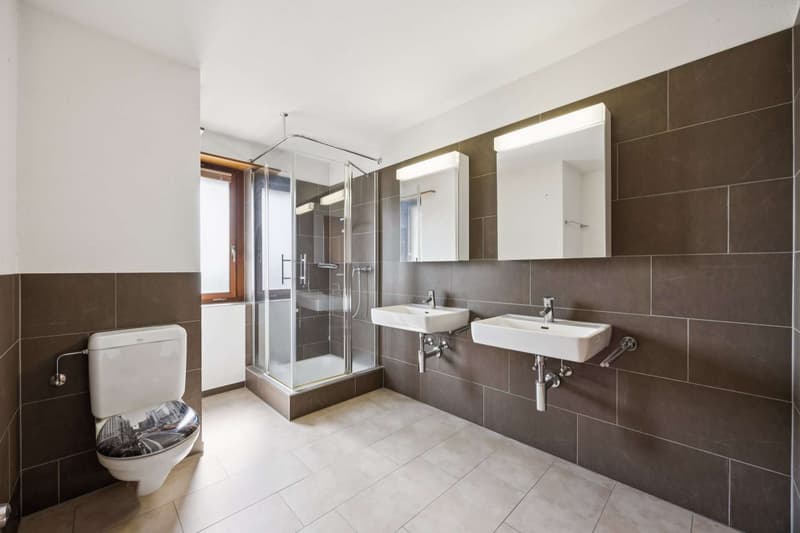Badezimmer mit Dusche und Badewanne