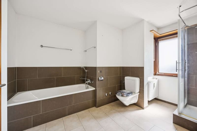 Badezimmer mit Dusche und Badewanne