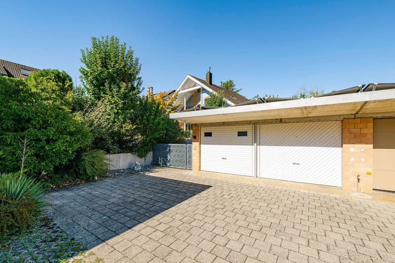 Familienfreundliches Einfamilienhaus mit grosszügigem Garten und Pool (13)