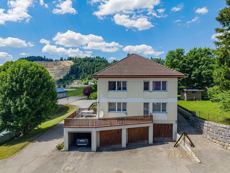Großzügiges Einfamilienhaus, 2 Wohnungen die vereint werden können und 5 Garagen (2)