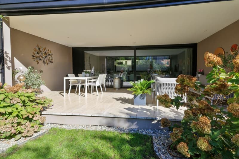 Moderne und zentrale 4.5 Zi.-Gartenwohnung mit Pool (7)