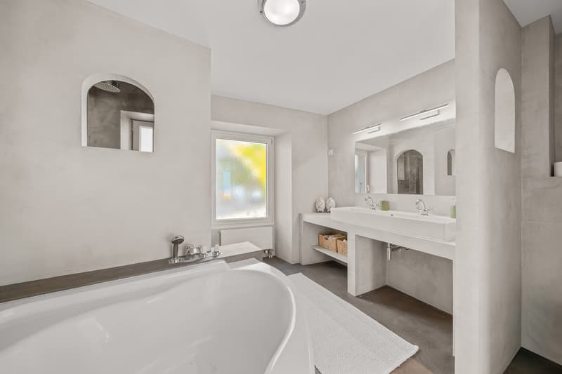 Exceptional winemaker's house in the heart of the old town with a lake view (11)