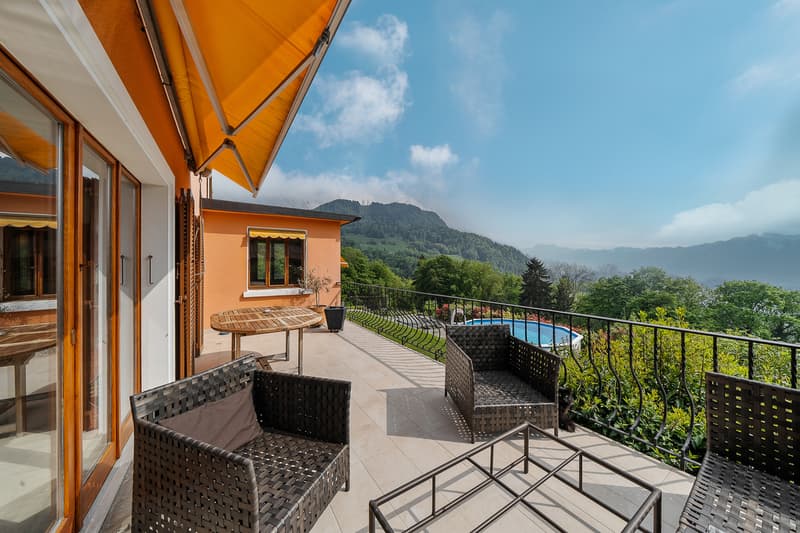 Beautiful individual house offering a magnificent view of the lake (11)