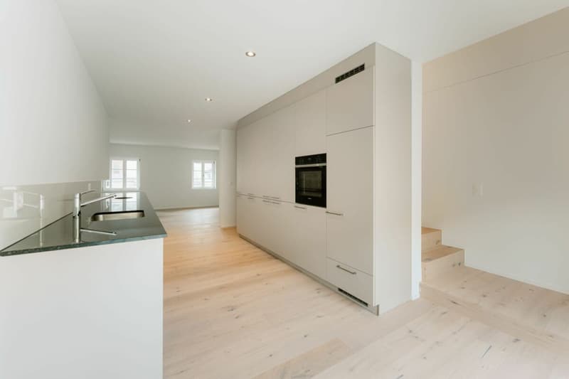Erstvermietung "Haus Fridolin": Moderne Dach-Maisonettewohnung mit Balkon im Herzen von Glarus (2)
