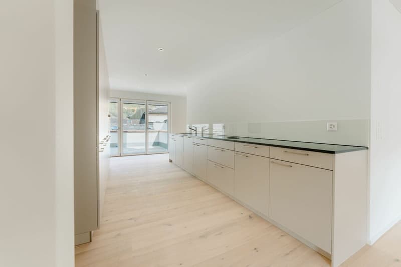 Erstvermietung "Haus Fridolin": Moderne Dach-Maisonettewohnung mit Balkon im Herzen von Glarus (4)