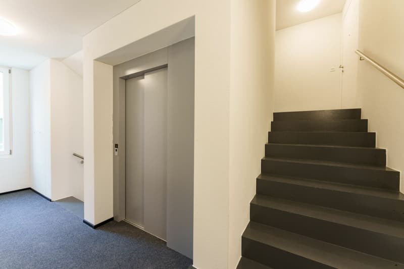 Erstvermietung "Haus Fridolin": Moderne Dach-Maisonettewohnung mit Balkon im Herzen von Glarus (6)