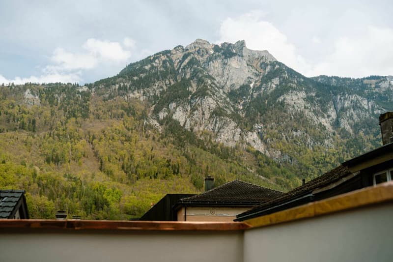 Erstvermietung "Haus Fridolin": Moderne Dach-Maisonettewohnung mit Balkon im Herzen von Glarus (5)