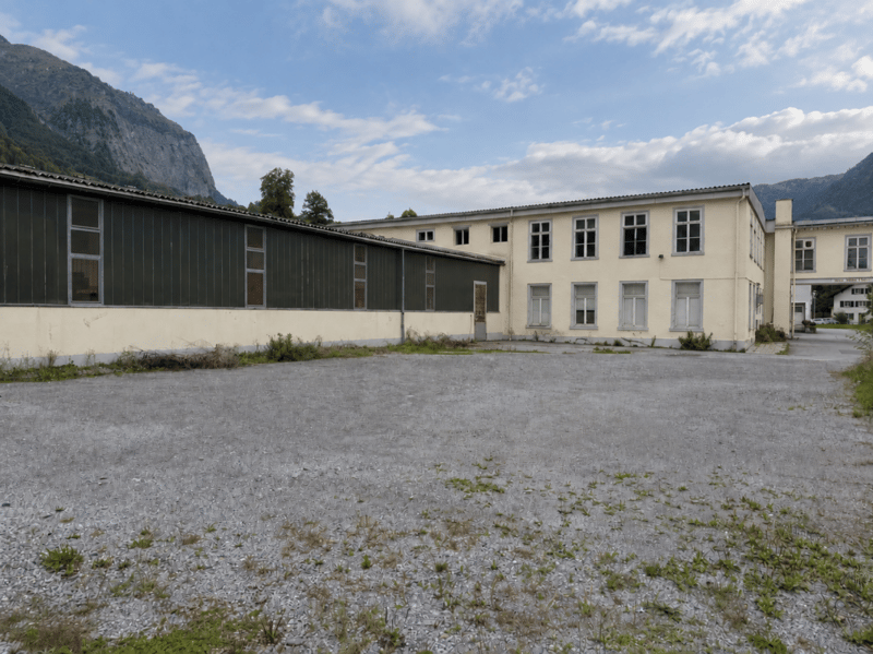 Aussen- und Einstellhallenplätze in Schwanden (1)