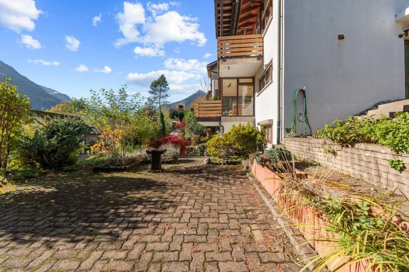 Grosszügige 5.5-Zimmer-Wohnung mit Garten und herrlicher Aussicht in Schwanden (10)