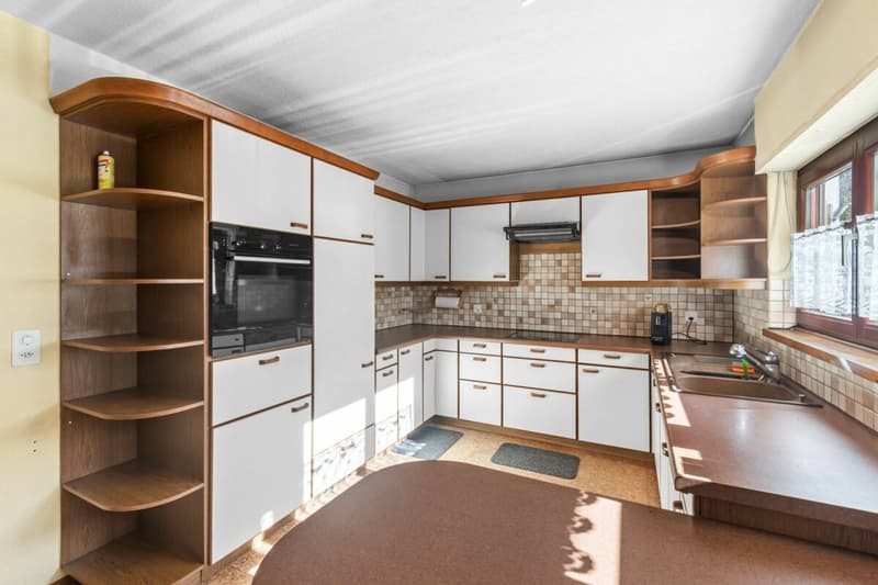 Grosszügige 5.5-Zimmer-Wohnung mit Garten und herrlicher Aussicht in Schwanden (3)