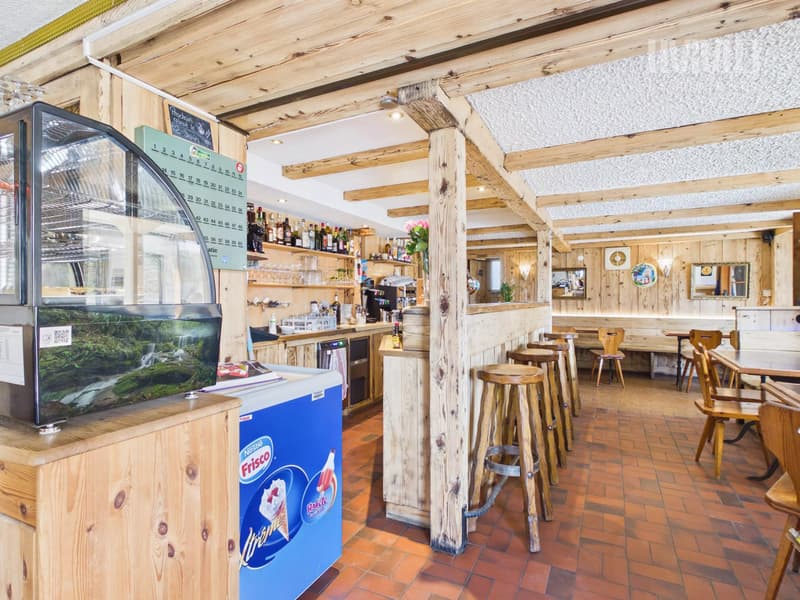 Edificio Café-Restaurant Le Central e appartamento (7)