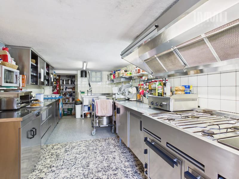 Edificio Café-Restaurant Le Central e appartamento (8)