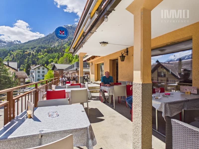 Edificio Café-Restaurant Le Central e appartamento (2)