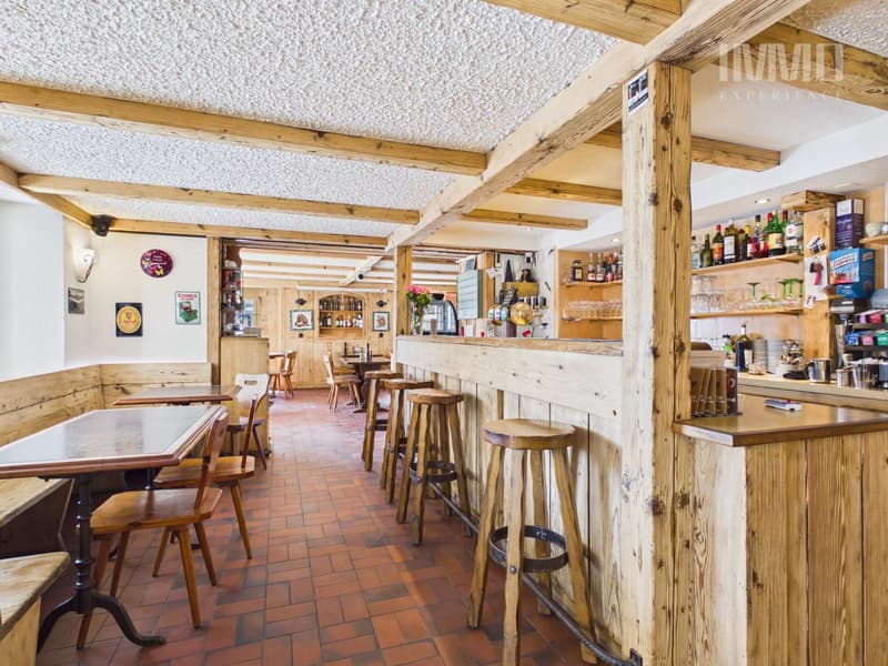 Edificio Café-Restaurant Le Central e appartamento (6)