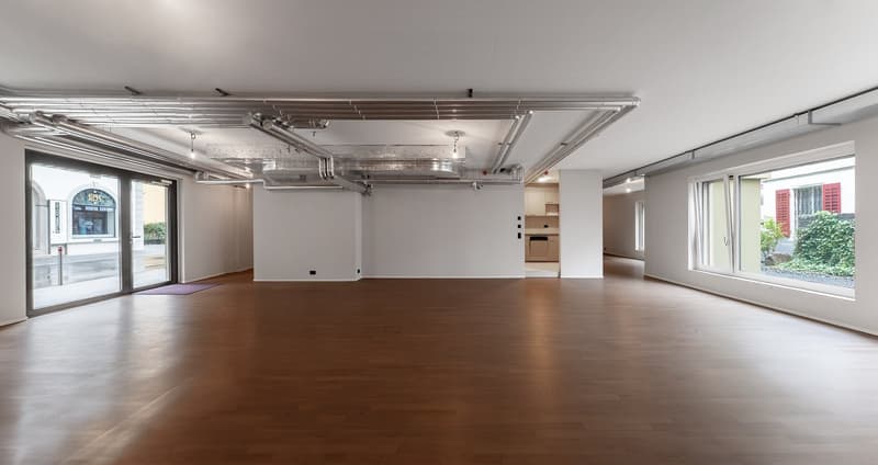 Modern commercial space in Brunnen - Versatile use (5)