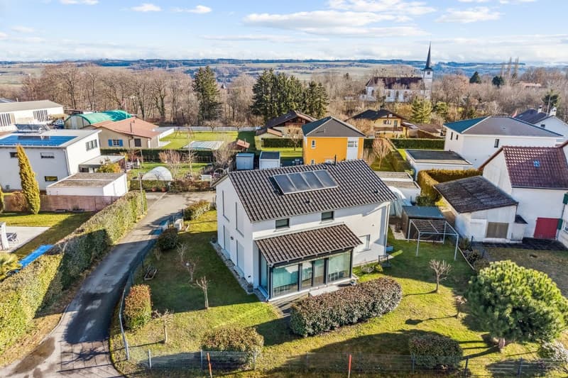 Dream home: recent family villa in a green oasis (2)