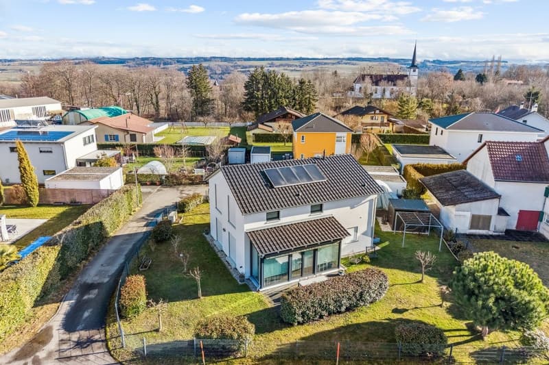 Herzstück: neuere Familienvilla in einer grünen Oase (2)