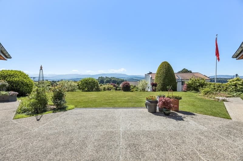 Elegant prestige villa in a sought-after neighborhood in Villars-sur-Glâne (1)