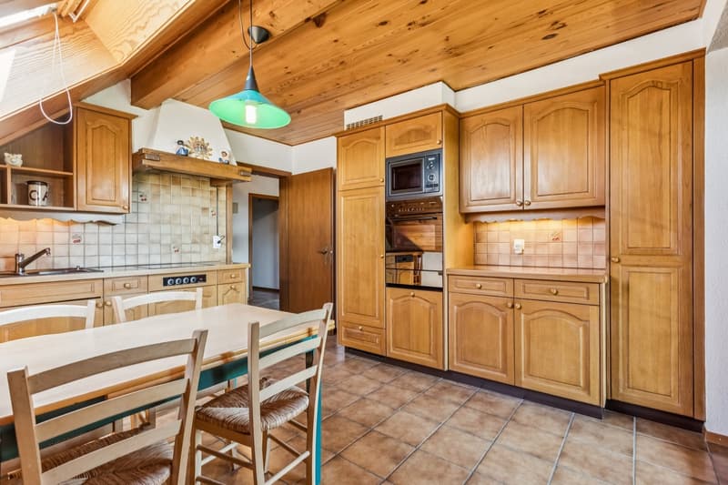 Cuisine équipée de l'appartement avec accès balcon