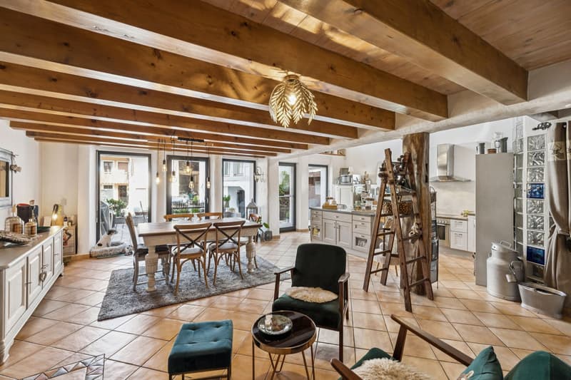 Renovated character house with independent studio and beautiful volumes (3)
