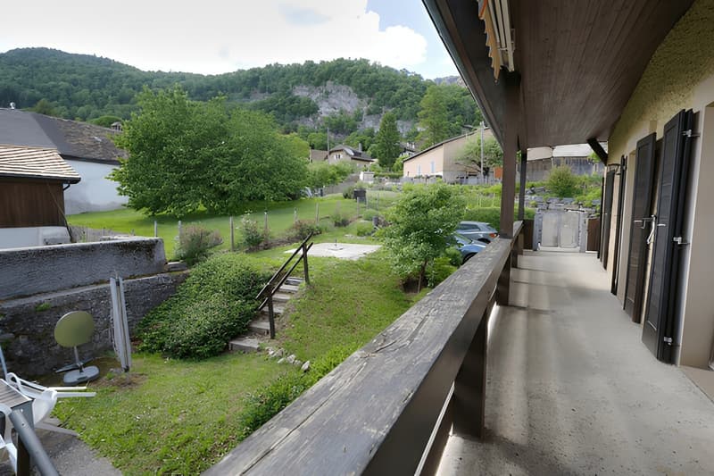 Bauernhaus von 1714 -- Drei Wohnungen, Familientriplex und zwei 2-Zimmer-Wohnungen (1)