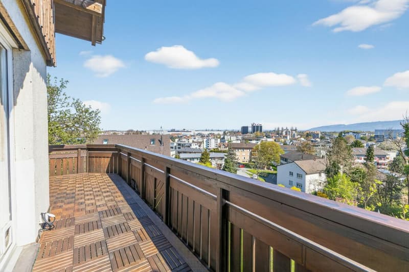Semi-detached house with unobstructable view, spacious balcony, elevated location, and plenty of privacy (2)