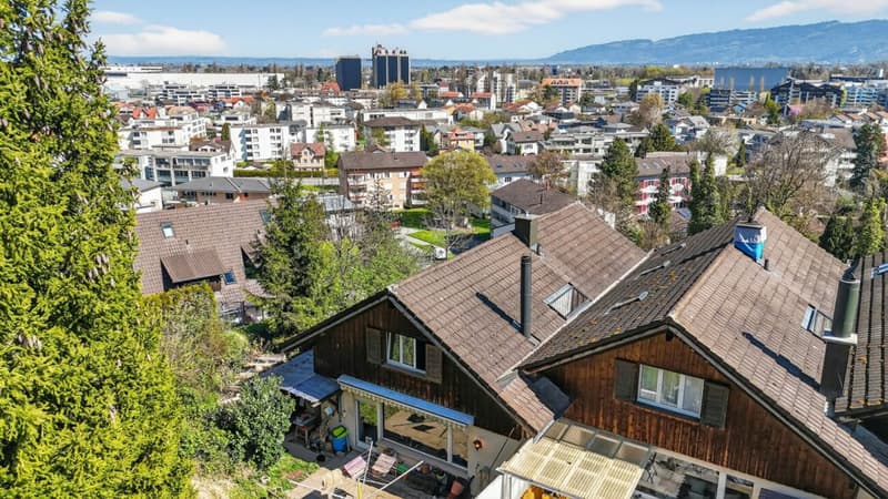 Semi-detached house with unobstructable view, spacious balcony, elevated location, and plenty of privacy (3)
