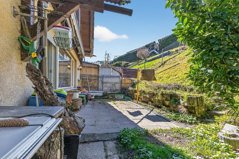 Semi-detached house with unobstructable view, spacious balcony, elevated location, and plenty of privacy (26)