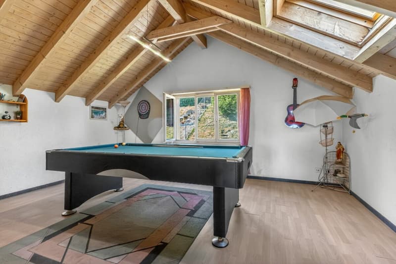 Semi-detached house with unobstructable view, spacious balcony, elevated location, and plenty of privacy (6)