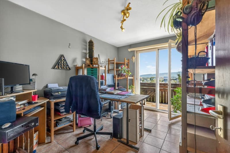 Semi-detached house with unobstructable view, spacious balcony, elevated location, and plenty of privacy (10)