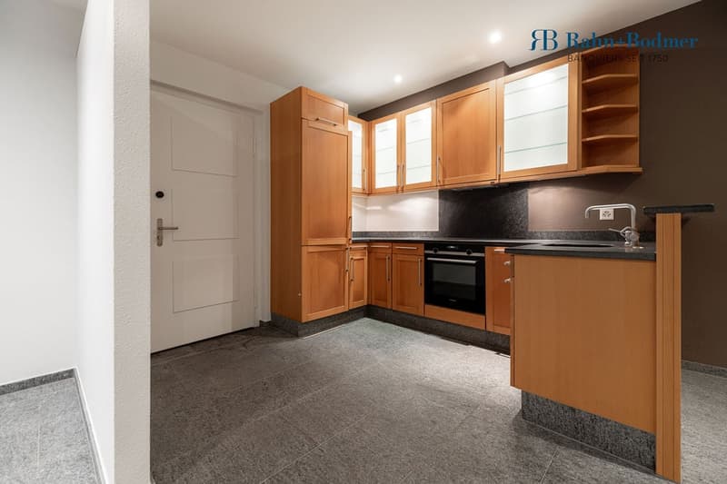 Exclusive single-family house on Zürichberg with privacy, far-reaching views, and separate annex. (12)