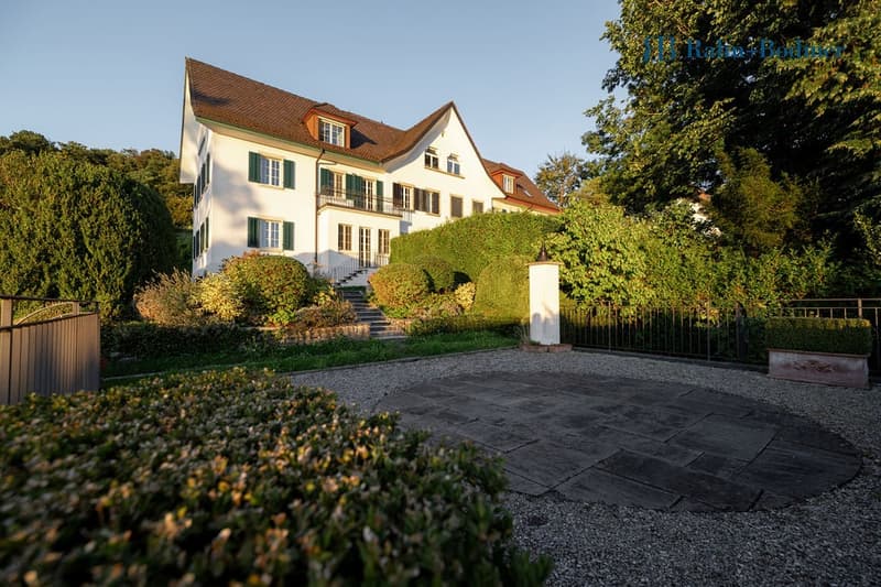 Exclusive single-family house on Zürichberg with privacy, far-reaching views, and separate annex. (18)