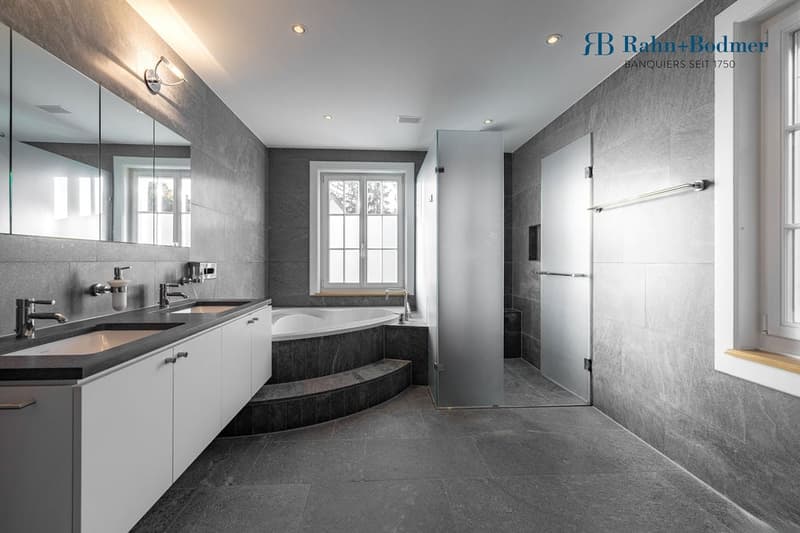 Exclusive single-family house on Zürichberg with privacy, far-reaching views, and separate annex. (10)
