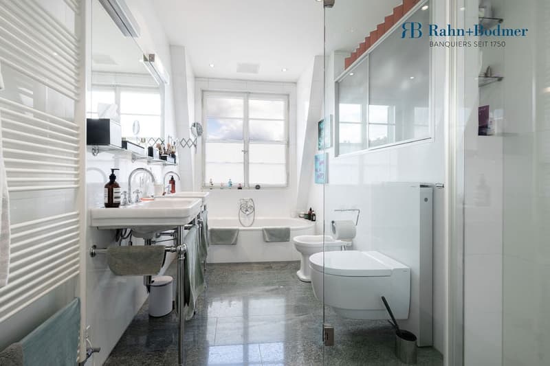 Spacious maisonette apartment with roof terrace in exclusive Zürichberg location (9)
