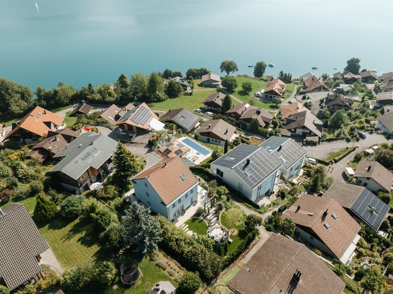 Exklusives Einfamilienhaus über dem Thunersee: Licht. Raum. Aussicht. (1)