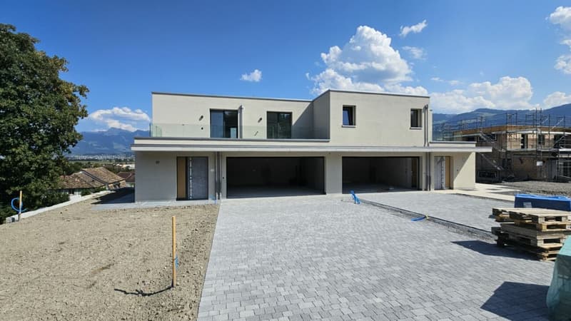 Modernes Eigenheim mit Panorama-Weitsicht ins Grüne und die umliegende Berglandschaft (1)