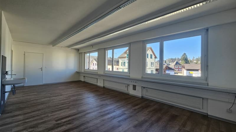 «Bestpreis-Garantie» Schön ausgebaute und praktisch unterteilte Büro- Gewerbefläche (5)