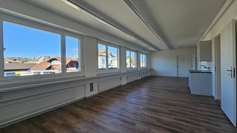 «Bestpreis-Garantie» Schön ausgebaute und praktisch unterteilte Büro- Gewerbefläche (1)