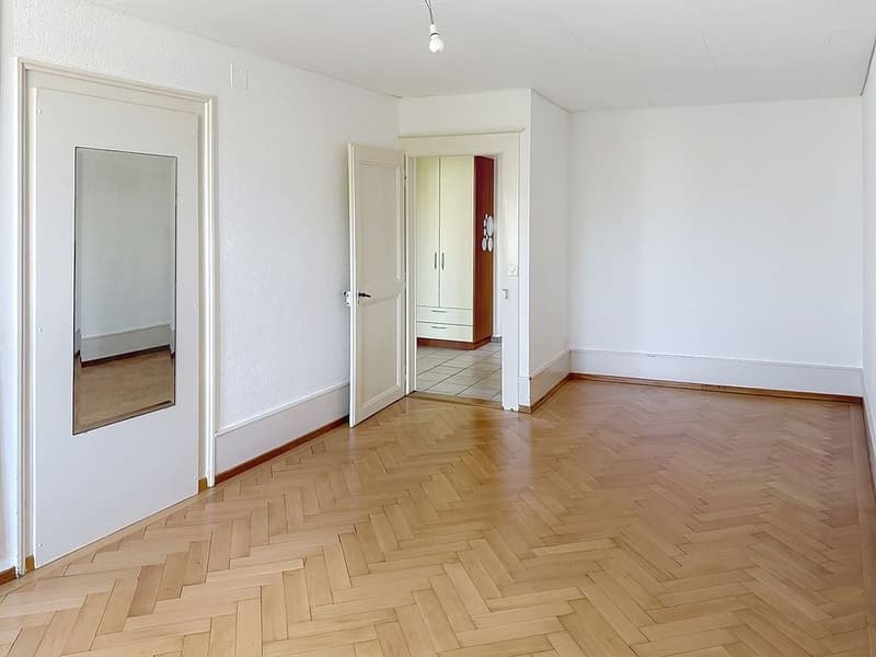 Spacious 5-room apartment renovated in Payerne (9)