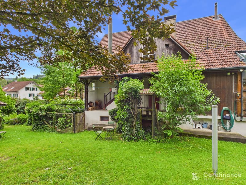 Charming 8-room two-family house with garden paradise and diverse usage possibilities (3)